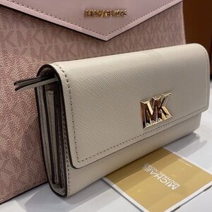 Michael Kors Mimi Large Saffiano Leather Bi-Fold Continental Wallet
Light Sand